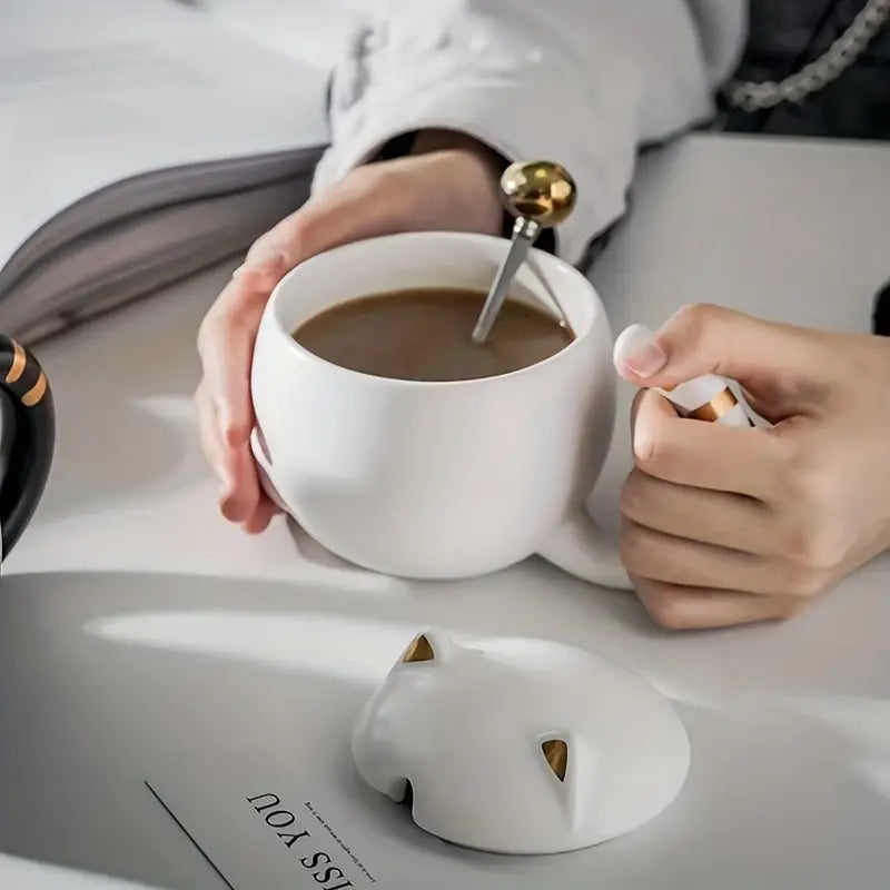 Taza de cerámica con cuchara y tapa