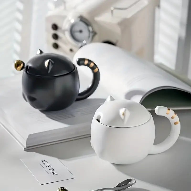 Taza de cerámica con cuchara y tapa