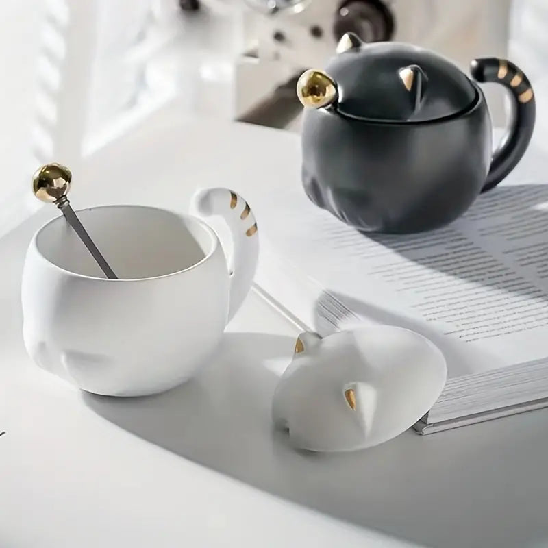 Taza de cerámica con cuchara y tapa